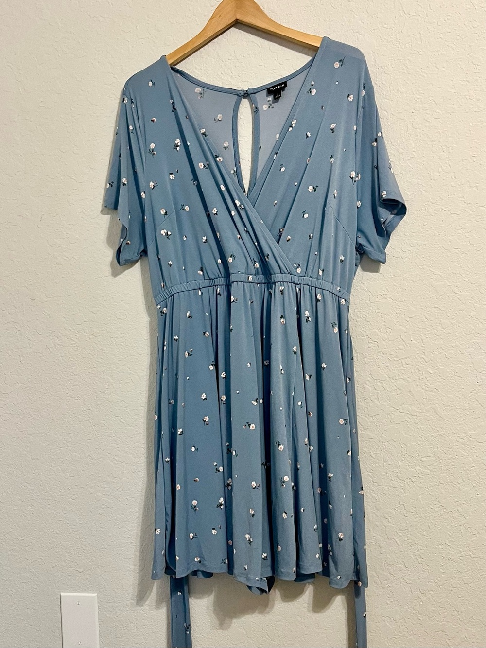 Torrid 2X Blue Ditsy Floral Surplice Romper Flutter Sleeve Cottagecore Girly